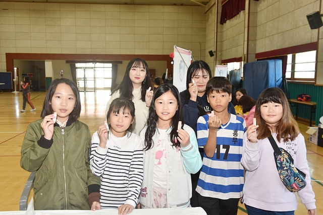 ▲ 학생들이 직접 만든 립밤을 들고 기념촬영하고 있다.ⓒ대구한의대