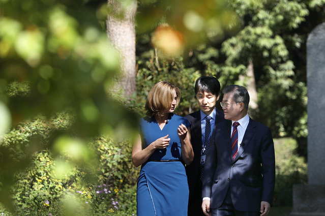 ▲ 문재인 대통령이 12일 영국 BBC와 인터뷰를 하는 모습. ⓒ청와대 제공