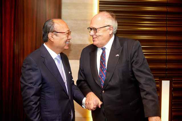 ▲ 한화그룹 김승연 회장이 10월 12일 저녁 서울 더플라자 호텔에서 에드윈 퓰너(Edwin J. Feulner Jr.) 美 헤리티지재단 회장을 만나 한미동맹 및 평화체제 구축, 양국간 경제교류와 민간협력 등 현안에 대해 논의했다.ⓒ한화