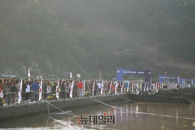 ▲ 육군 제2작전사령부에서 설치한 부교(430m) 걷기에 많은 관광객들이 참석해 다양한 군 콘텐츠를 경험하고 있다.ⓒ뉴데일리