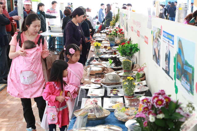 ▲ 예천군외식업예천군지부(장인동 지부자)는 12일부터 14일까지 개최되는 축제에서 또 다른 재미를 선사하게 위해 모범음식 20개소와 합심해 대표 메뉴 한 가지씩 전시해 예천음식의 진수를 관람객에게 선보이고 있다.ⓒ예천군