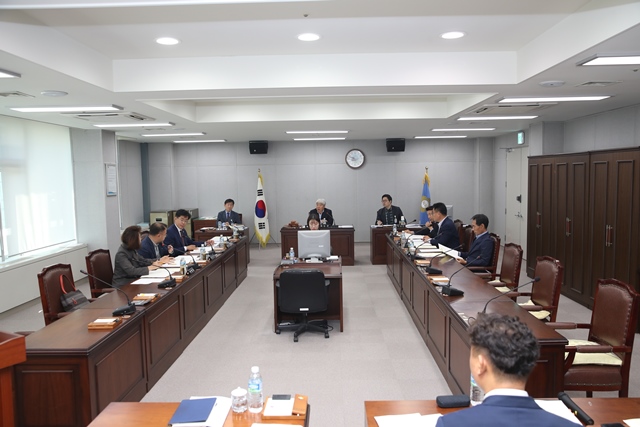 ▲ 포항시의회는 12일 의회운영위원회의 의회사무국 대상으로 첫 행정사무감사를 실시했다.ⓒ포항시의회