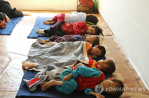 ▲ 맥 없이 누워있는 북한 고아원의 아이들. 1990년대 부터 시작된 북한의 극심한 식량난은 해마다 반복되고 있다. ⓒ 연합뉴스