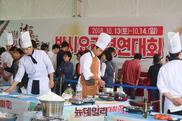 ▲ 반시요리경연대회는 구본길 요리연구가와 유현수 셰프의 초청시연회, 어린이 요리교실과 함께 학생부, 일반부 2개 부문으로 나눠 이틀간 경연이 펼쳐졌다.ⓒ뉴데일리