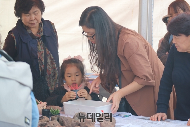 ▲ 축제장에서 한 어린이가 청도감인형 만들기를 하고 있다.ⓒ뉴데일리