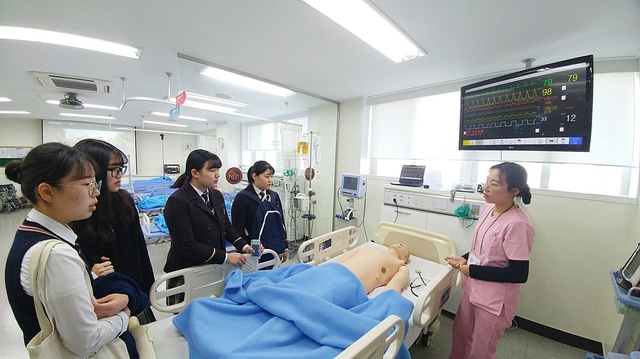 ▲ 지난 13일 진행된 2019학년도 수시1차 모집면접에서 간호학과 재학생이 면접 응시생들에게 학과 실습기자재에 대해 설명하고 있다.ⓒ대구과학대