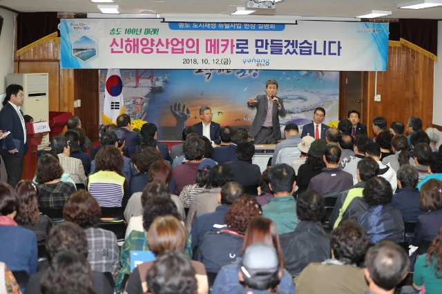 ▲ 이강덕 포항시장이 송도동주민복지센터에서 개최한 도시재생 현장간담회에서 주민의 질의에 답하고 있다.ⓒ포항시