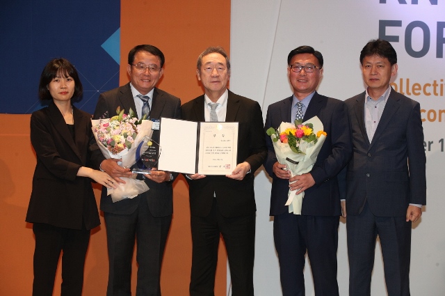 ▲ 최웅(왼쪽 2번째)포항 부시장이 지난 12일 시상식에서 우수상 수상하고 기념촬영을 하고 있다.ⓒ포항시