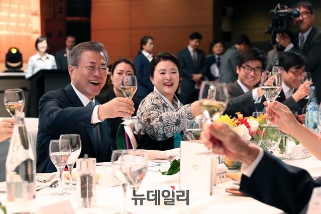 ▲ 문재인 대통령이 13일(현지시간) 프랑스 파리에서 열린 재불동포간담회에 참석한 모습. ⓒ청와대