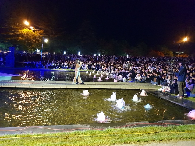 ▲ ‘독도뮤직아트콘서트’공연이 지난 12일 저녁 영남대 정문 수변무대에서 펼쳐졌다.ⓒ경북도