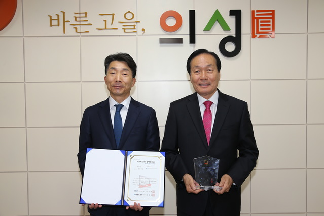 김주수 의성군수(오른쪽)가 지난 11일 한국프레스센터 국제회의장에서 열린 ‘올해의 SNS’페이스북 부문에서 최우수상을 수상했다.ⓒ의성군