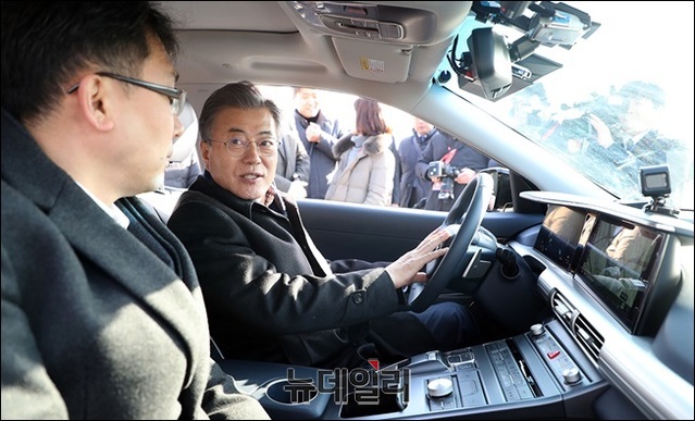 ▲ 문재인 대통령이 지난 2월 2일 현대차가 개발한 수소전기차 넥소를 시승한 모습. ⓒ청와대