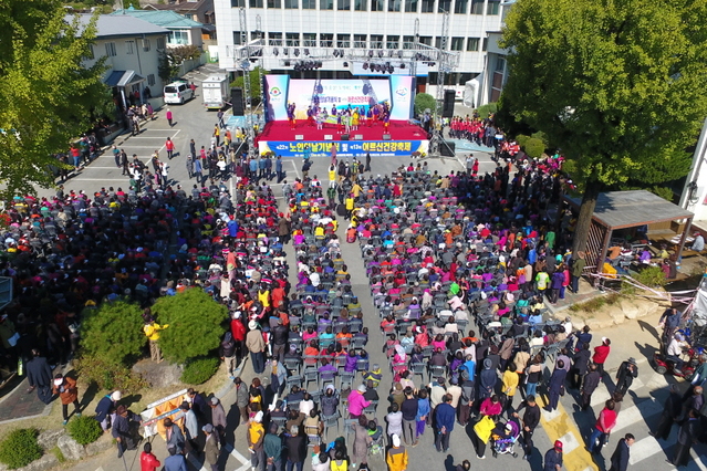 ▲ 행사에는 추수감사제, 예천 우리소리축제 등 다양한 공연행사와 두부만들기 체험, 핑크풍선아트 등 부스별로 준비된 다채로운 체험행사로 풍성한 가을축제로 거듭났다.ⓒ예천군