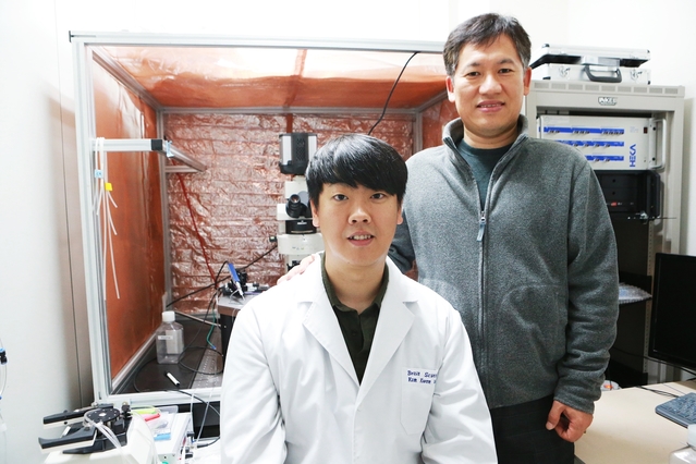 ▲ 관련사진 1(칼슘채널 작용원리를 규명한 DGIST 뇌인지과학전공 서병창 교수(우)와 뇌인지과학전공 박사과정 연준희 학생(좌)).ⓒDGIST