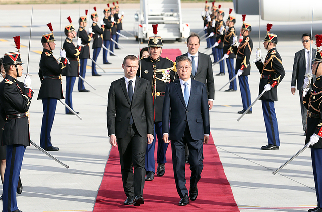 ▲ 문재인 대통령이 지난 13일 파리 오를리 국제공항에 도착한 모습. ⓒ청와대 제공