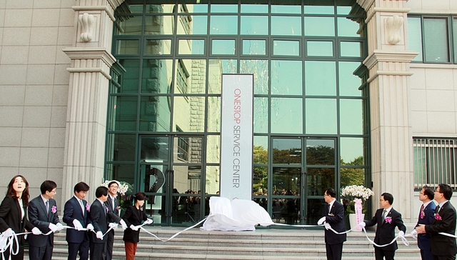 ▲ 15일 개최된 원스탑 서비스센터 리모델링 개관식에서 참석자들이 현판 제막식을 하고 있다.ⓒ대구과학대