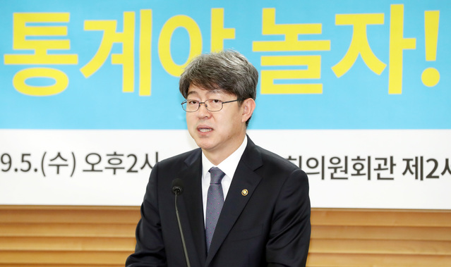 ▲ 5일 오후 서울 영등포구 여의도 국회 의원회관에서 진행된 EduNEXT 15. 통계야 놀자! 생활 속 통계이야기 세미나에서 강신욱 통계청장이 인사말을 하고 있다. ⓒ뉴시스 DB