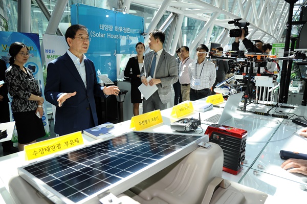 ▲ 박원순 서울시장이 서울 중구 서울시청 신청사 로비에서 열린 '2015 서울 태양광 미니엑스포'에 참석해 태양광 충전기를 살펴보고 있다. ⓒ뉴시스 사진 DB
