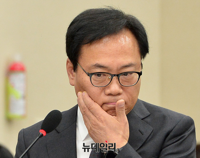 ▲ 환구 현대중공업 사장이 15일 오후 서울 여의도 국회에서 열린 정무위원회 국정감사에 증인으로 출석해 제윤경 더불어민주당 의원의 질문에 난색을 표하고 있다. ⓒ공준표 기자