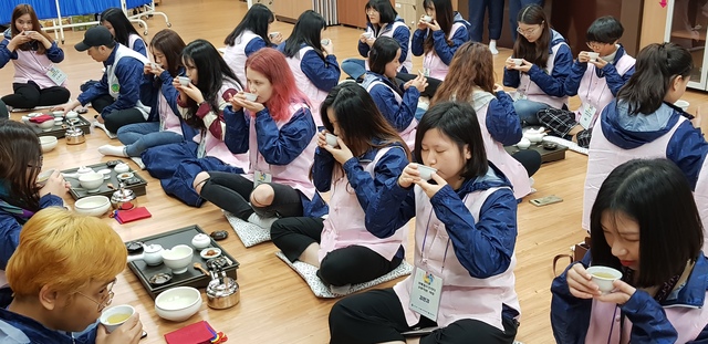 ▲ 계명대가 국제청소년리더 교류지원사업을 통해 외국인 유학생들과 한국학생들을 대상으로 전통차 시음을 통해 한국문화를 이해하는 시간을 가지고 있다.ⓒ계명대
