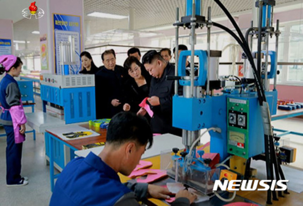 ▲ 김정은이 시찰한 평양 류원신발공장의 모습ⓒ뉴시스. 무단 전재 및 재배포 금지.