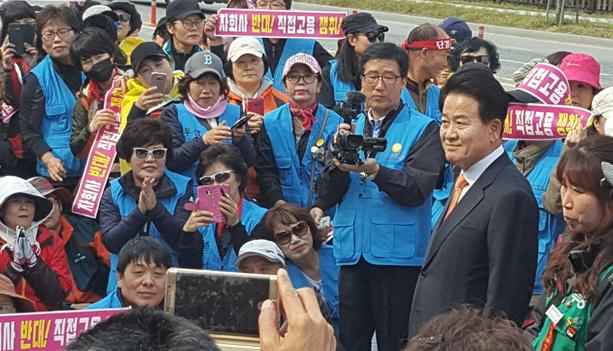 ▲ 한국도로공사 국감장 앞 요금소 직원들 자회사 설립 반대시위.ⓒ정동영 의원실
