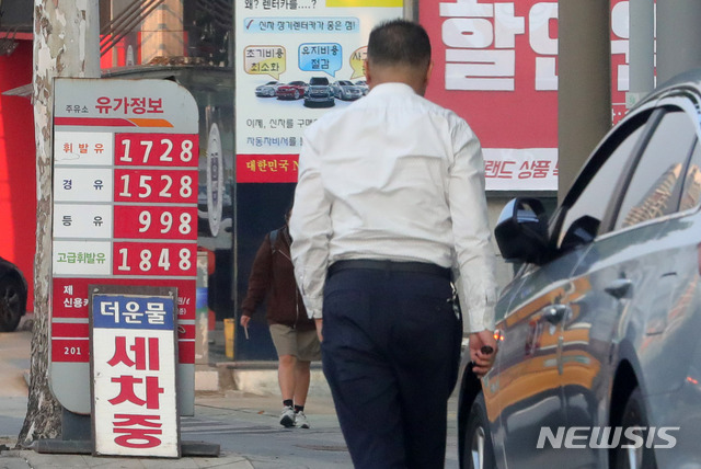 ▲ 서울 시내 한 주유소에 유가 정보가 표시되어 있다ⓒ뉴시스. 무단 전재 및 재배포 금지.