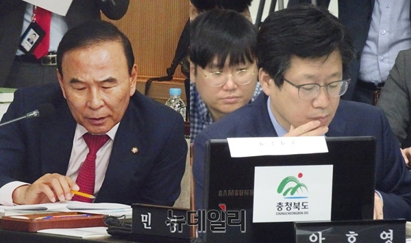 ▲ 16일 열린 국회 국토해양위의 충북도에 대한 국정감사에서 박덕흠 의원(사진 왼쪽)과 안호영 의원이 질문에 앞서 서류를 검토하고 있다.ⓒ박근주 기자