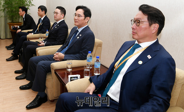 ▲ 최태원 SK 회장(오른쪽부터)과 이재용 삼성전자 부회장, 구광모 LG 회장 등이 지난달 18일 북한 평양 인민문화궁전에서 열린 리용남 북한 내각부총리와의 면담에 참석했다. ⓒ평양사진공동취재단