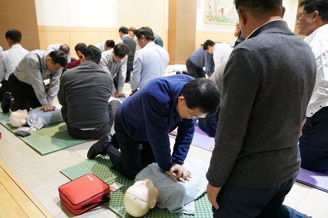 ▲ 하석주 대표이사를 비롯한 임원들이 심폐소생술 실습을 하고 있다.ⓒ롯데건설