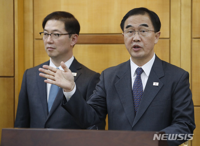 ▲ 남북고위급회담 남측 수석대표 조명균 통일부 장관이 15일 판문점 남측 평화의집에서 남북고위급회담을 마친 뒤 브리핑을 하고 있다. ⓒ 뉴시스