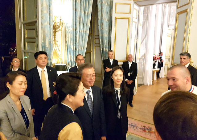 문재인 대통령이 16일 에마뉘엘 마크롱 프랑스 대통령 주최 만찬에 참석한 모습. ⓒ청와대 제공