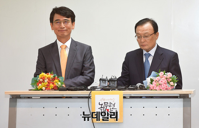 ▲ 유시민 신임 노무현재단 이사장과 이해찬 이사장이 15일 오전 서울 마포구 노무현재단에서 열린 노무현재단 이사장 이취임식 때 나란히 앉은 모습. ⓒ정상윤 기자