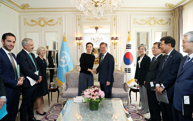 ▲ 문재인 대통령이 현지시각으로 16일 오드레 아줄레 유네스코 사무총장을 만나는 모습. ⓒ청와대 제공