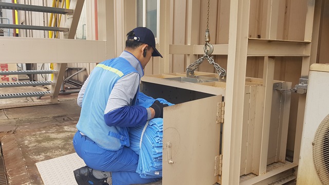 ▲ 포항제철소는 최근 세탁물 배송이 어려운 저층 건물에 화물용 소형 엘리베이터를 설치해 장애 직원들의 업무환경을 개선했다.ⓒ포스코