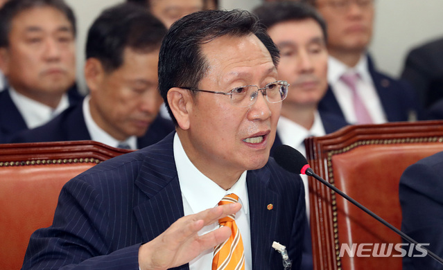 ▲ 16일 서울 여의도 국회에서 열린 산업통상자원중소벤처위원회의 한국전력공사 국정감사에 출석한 김종갑 한국전력공사 사장이 의원 질의에 답변하고 있다. ⓒ 뉴시스