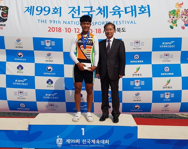 ▲ 좌측부터 싱글스컬 금메달 김종민, 조성남 교장.ⓒ충북도교육청