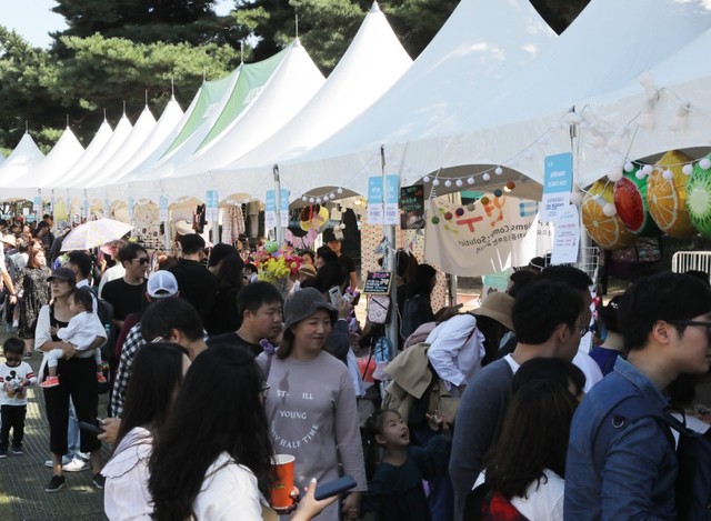 삼성카드는 지난달 30일 서울 올림픽공원 88잔디마당에서 소상공인·청년사업가·신진예술가 등과 함께 '제5회 홀가분마켓'을 진행했다.ⓒ삼성카드