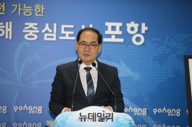 ▲ 김종식 포항시 환동해미래전략본부장이 16일 기자간담회를 통해 '제1차 한.러 지방협력포럼' 준비 상황에 대해 설명을 하고 있다.ⓒ뉴데일리