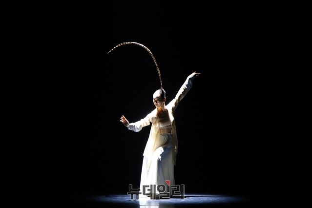 ▲ 광주시 서영무용단의 ‘비(飛), 허공’작품 중 한 장면.ⓒ뉴데일리
