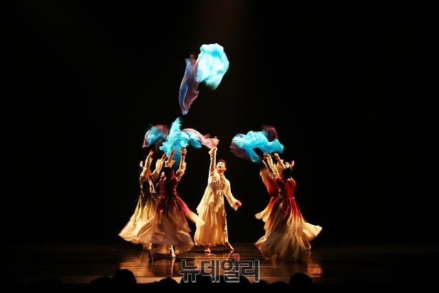 ▲ 울산시 김진완무용단의 ‘눈꽃바다’ 작품 중 한 장면.ⓒ뉴데일리