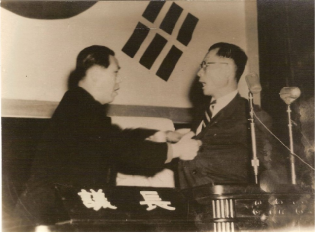 ▲ 1954년 11월 29일 국회(현 서울시의회) 단상 모습. 한민당 관계자(왼쪽)가 사사오입 개헌에 반대하며 당시 자유당 소속 국회부의장의 멱살을 잡고 있는 모습.
ⓒ이승만포럼 제공