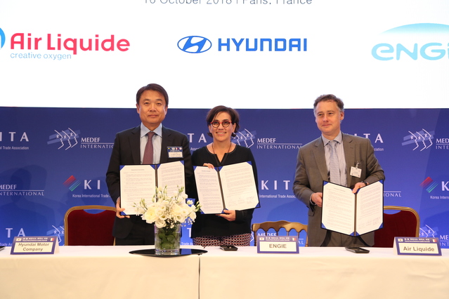 ▲ 사진 왼쪽부터 현대자동차 정진행 사장, 엔지 수소사업부문장 미셸 아잘베르트 사장, 에어리퀴드 수소사업부문장 피에르-에틴 프랑크 사장ⓒ현대자동차