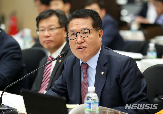 ▲ 농림축산식품해양수산위원회 국정감사가 실시된 12일 전북 전주시 농촌진흥청 국정감사장에서 정운천 바른미래당 국회의원이 질의를 하고 있다. ⓒ뉴시스 DB