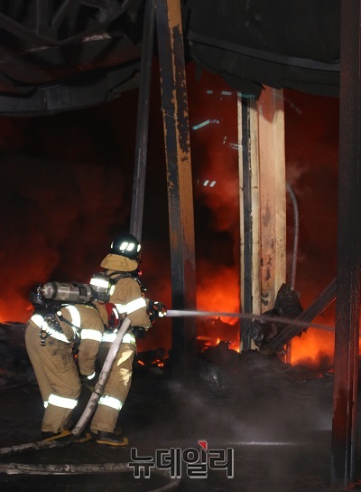 ▲ 16일 오후 6시 24분쯤 세종시 부강면에 있는 한 스티로품 제조공장에서 화재가 발생해 소방대원들이 진화에 나서고 있다.ⓒ김동식 기자