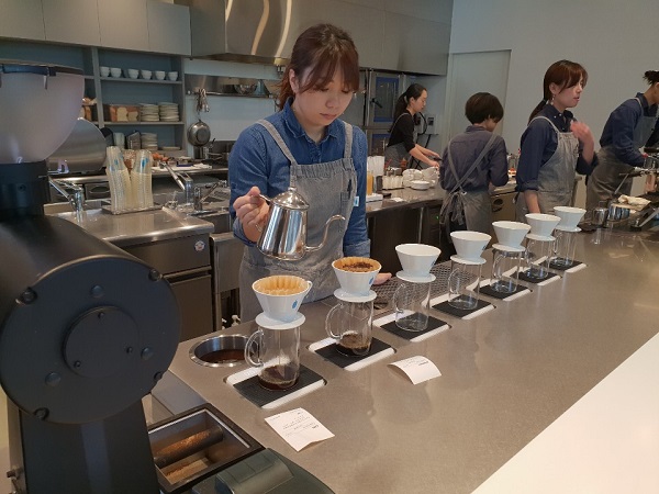 ▲ 블루보틀 오모테산도 점원이 핸드드립 커피를 내리고 있다. ⓒ뉴데일리 임소현 기자