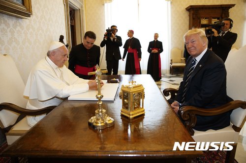▲ 프란치스코 교황(왼쪽)이 2017년 5월 24일(현지시간) 바티칸시티에서 도널드 트럼프 미 대통령을 만나고 있다. ⓒ 뉴시스