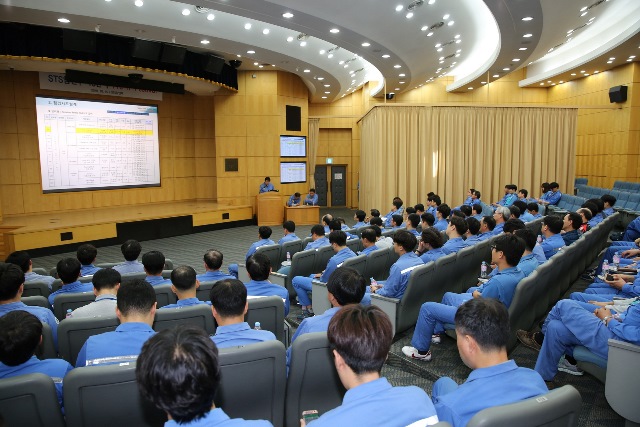 ▲ ‘Clean Factory QSS’ 활동 우수 과제 발표 모습.ⓒ포스코