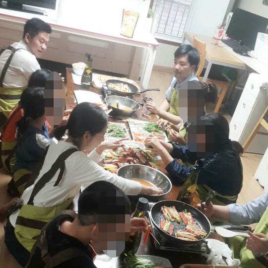 ▲ 해외영업본부 샤롯데봉사단이 아이들과 함께 명절 음식을 만들고 있다. ⓒ롯데건설