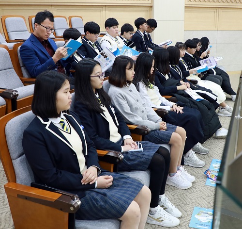 ▲ 세종시의회가 17일 본회의장에서 제52회 임시회 제1차 본회의를 연 가운데 본회의장에 보람중학교 학생들이 방청석에 자리해 눈길을 끌었다.ⓒ세종시의회